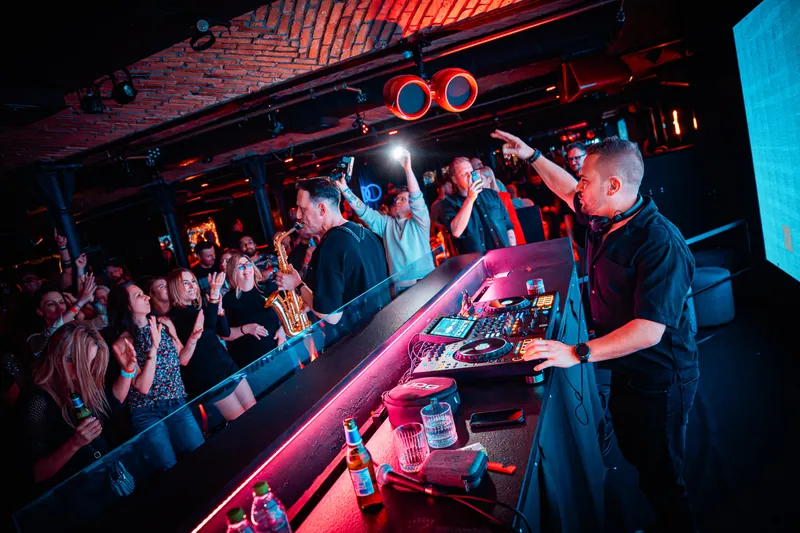 DJ, saksofonista i tańcząca publiczność w Słodowni