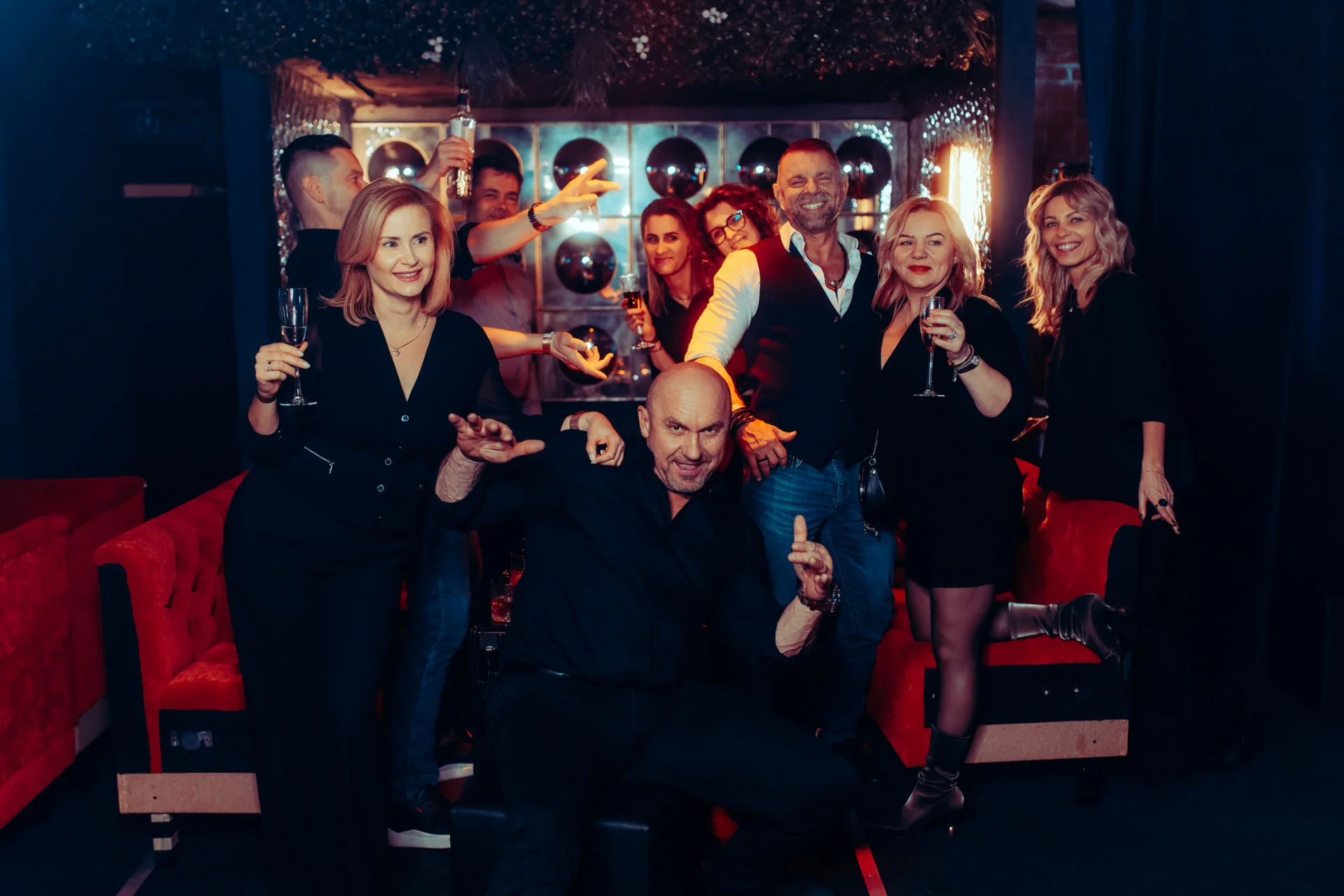 Ekipa z kieliszkami w loży VIP