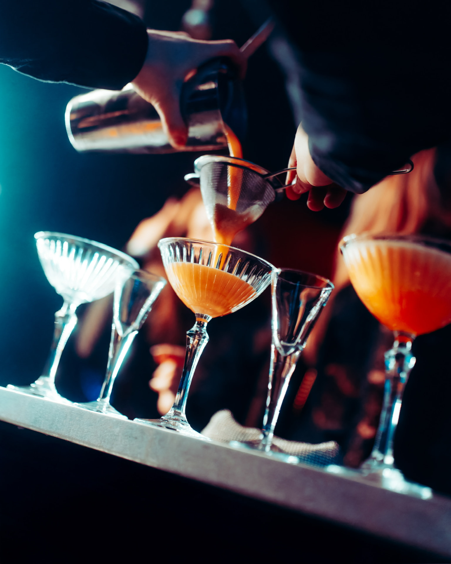 Barman przelewa koktajl przy barze w Słodowni