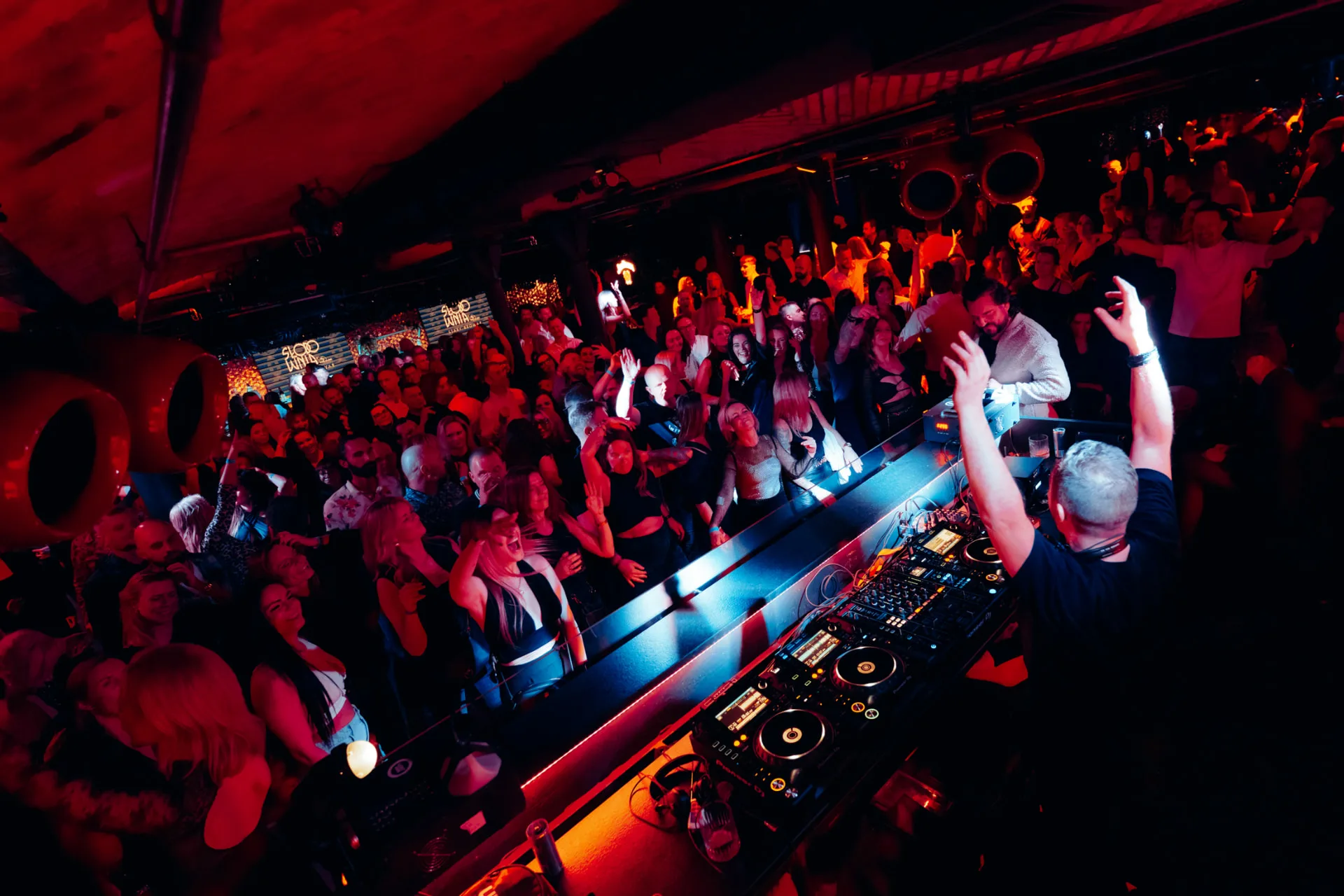 DJ-i i tłum na parkiecie — zbliżenie