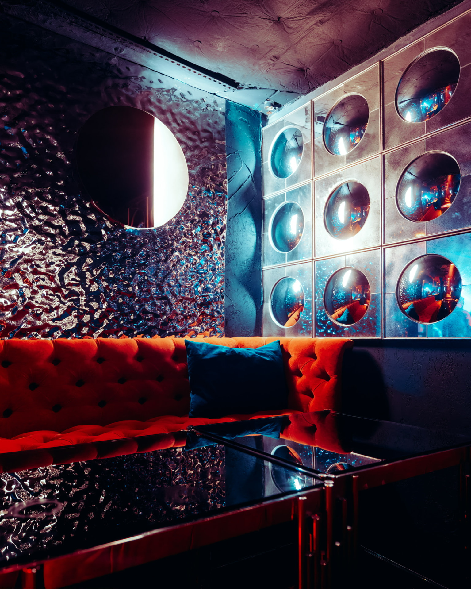 Czerwona sofa i lustra w loży VIP Słodowni