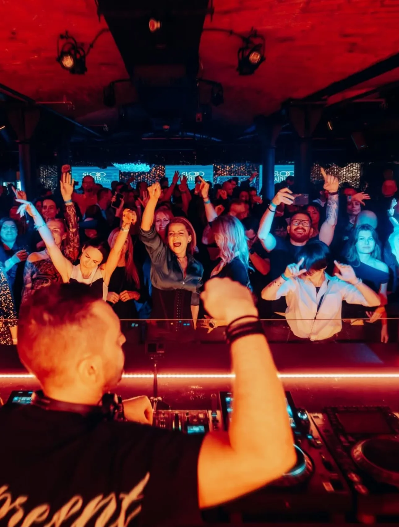 DJ naprzeciw tańczącej publiczności