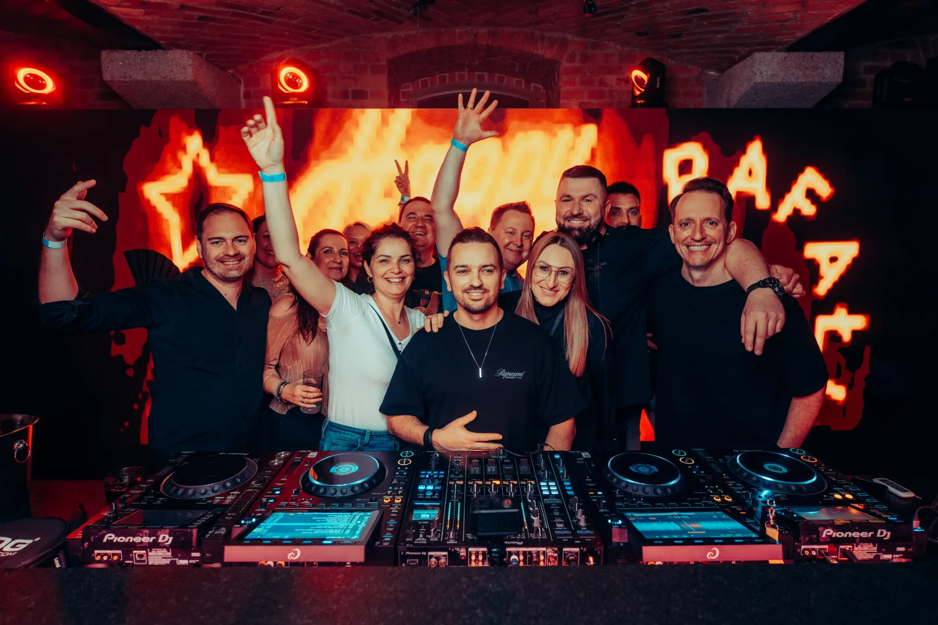 Ekipa przy konsolecie DJ-a