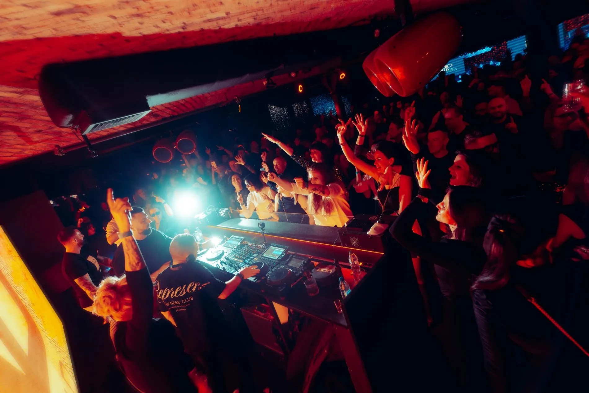 DJ i publiczność w Słodowni