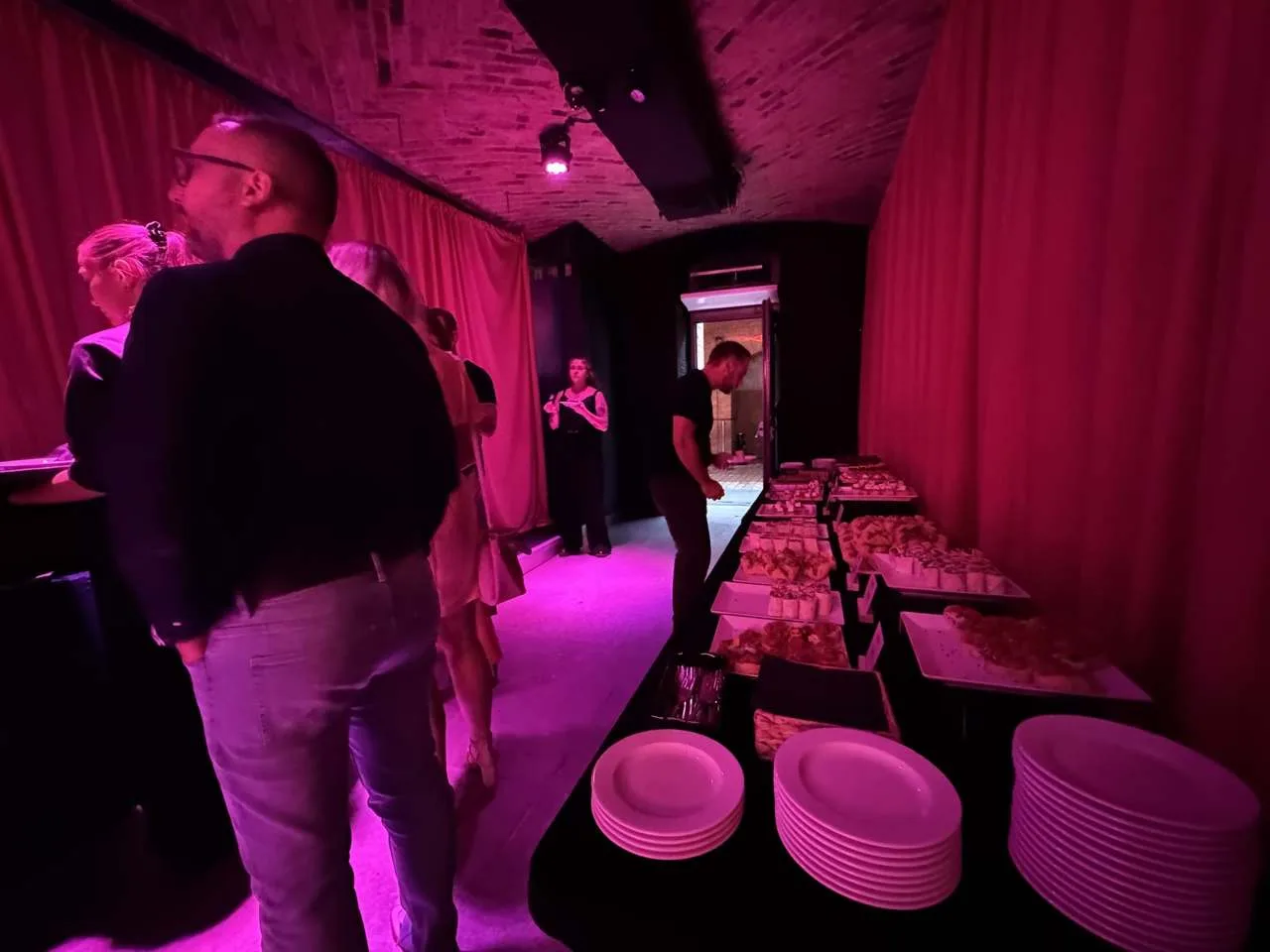 Bufet cateringowy podczas eventu firmowego