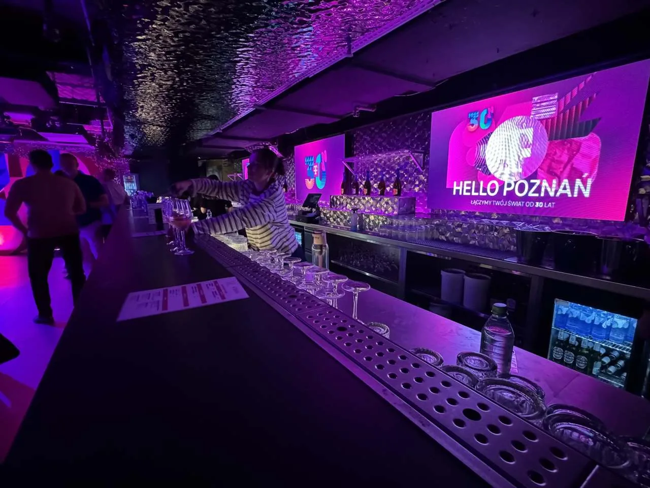 Bar i ekran LED podczas eventu firmowego