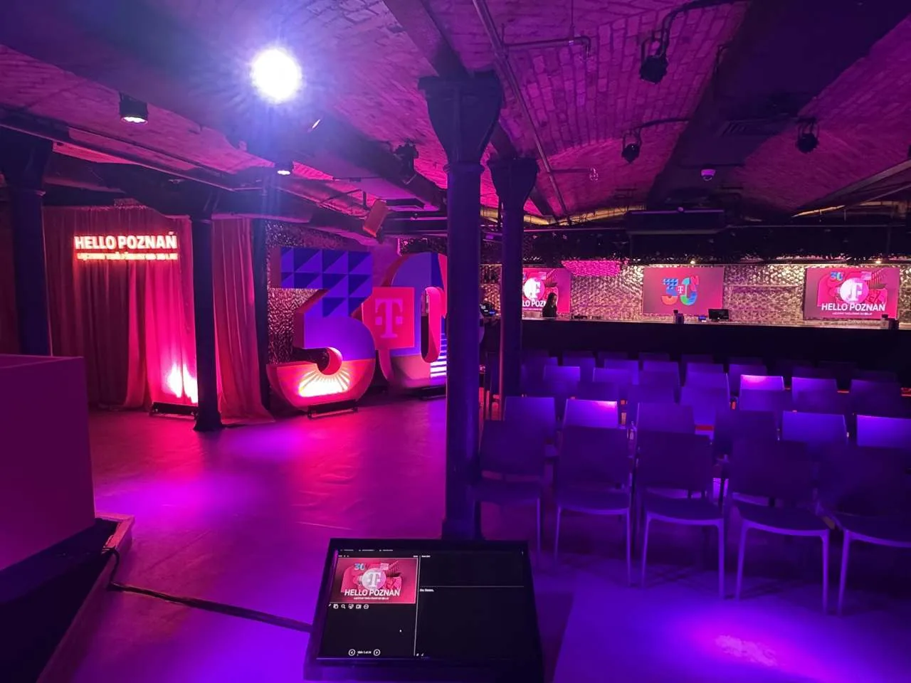 Konferencja: ustawienie teatralne z ekranem LED