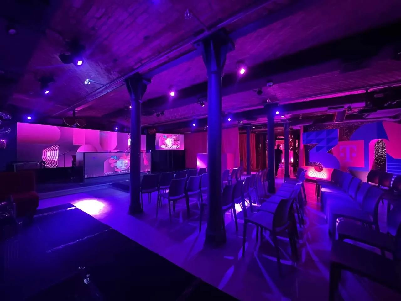 Konferencja: krzesła i scena LED