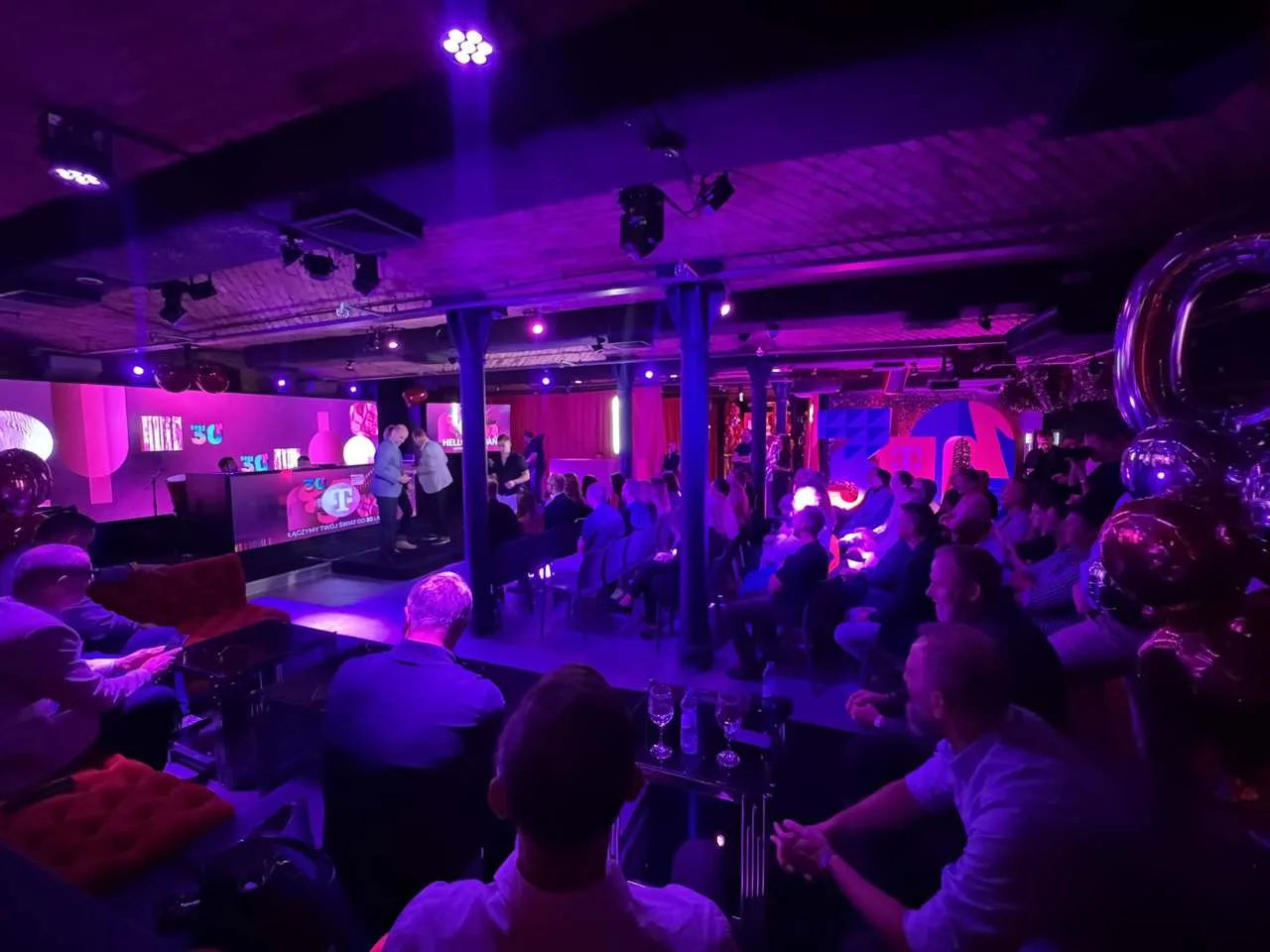 Konferencja w Słodowni, szeroki kadr