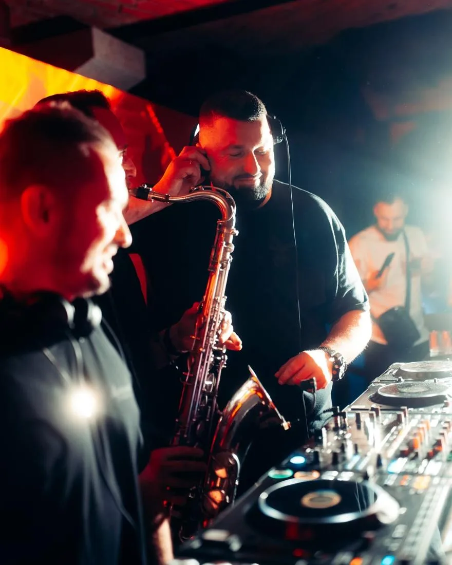 Saksofon na żywo podczas House Night w Słodowni