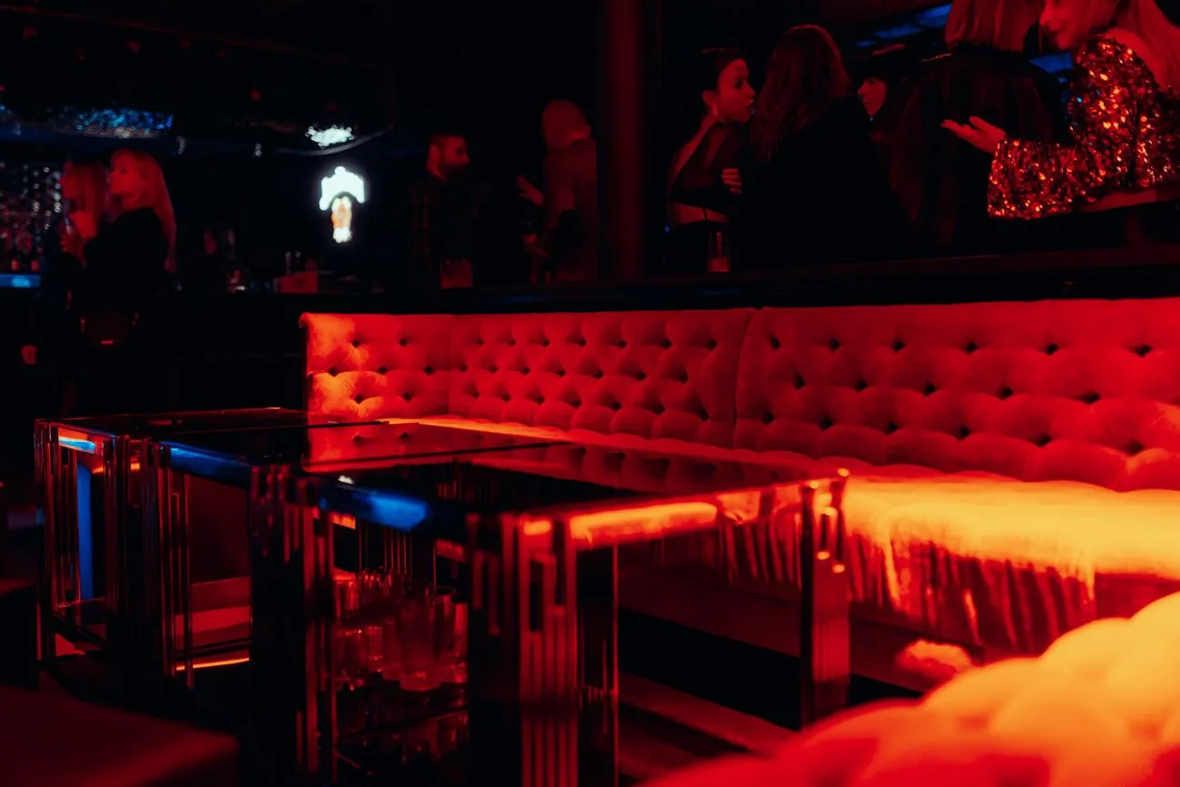 Czerwona sofa w loży VIP Słodowni